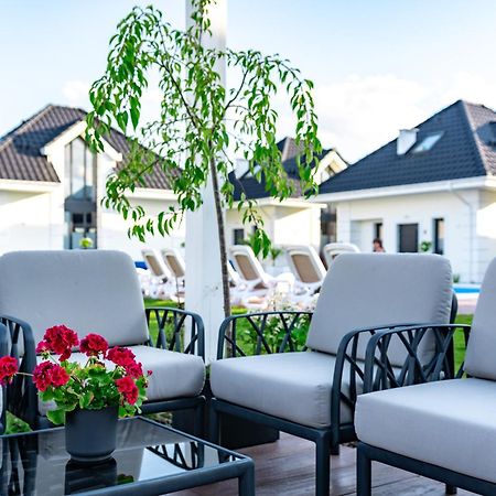 Family Resort Ustka - Domki Dwupoziomowe Z Basenem Bagian luar foto