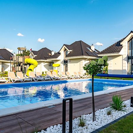Family Resort Ustka - Domki Dwupoziomowe Z Basenem Bagian luar foto