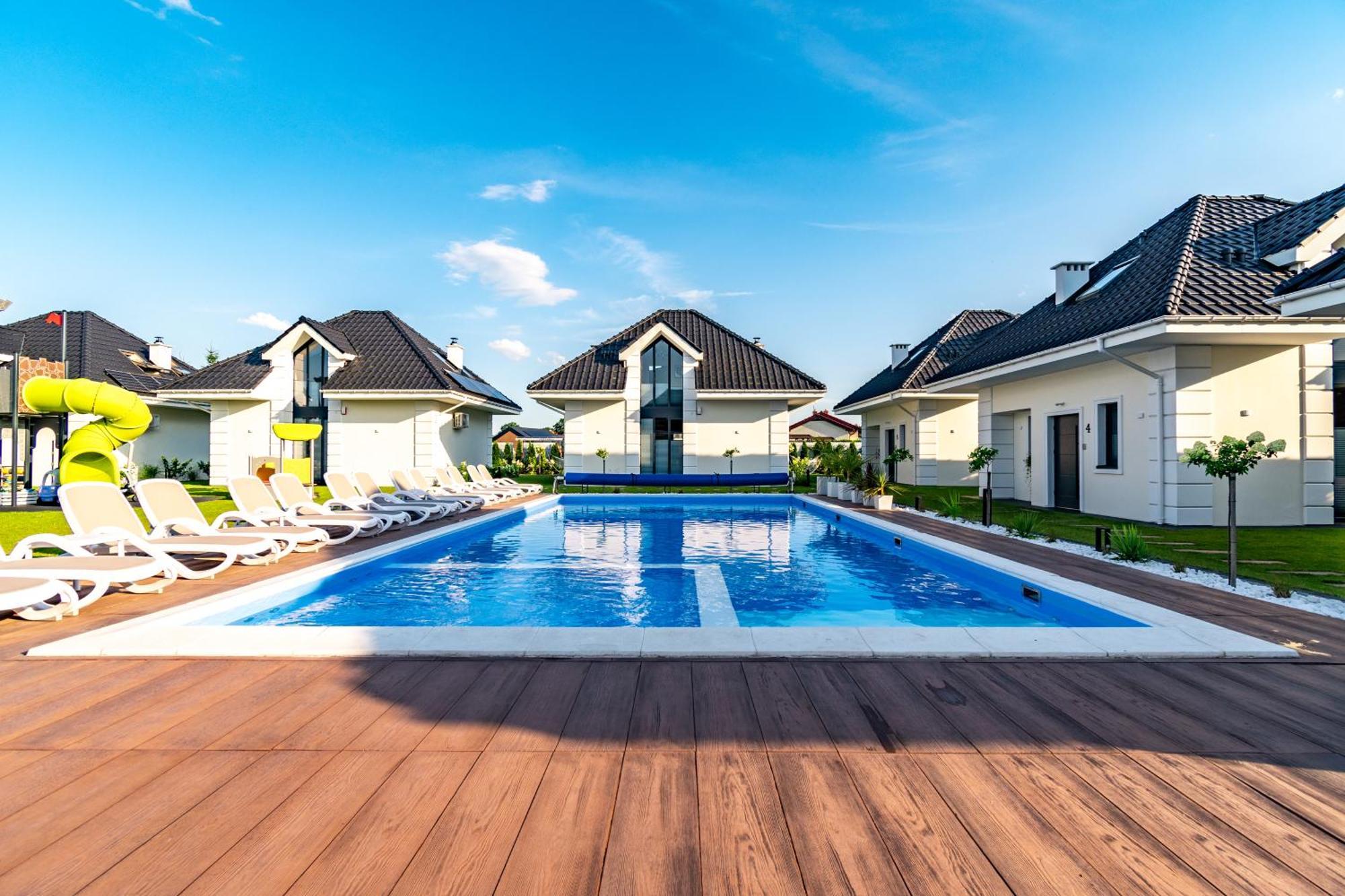 Family Resort Ustka - Domki Dwupoziomowe Z Basenem Bagian luar foto