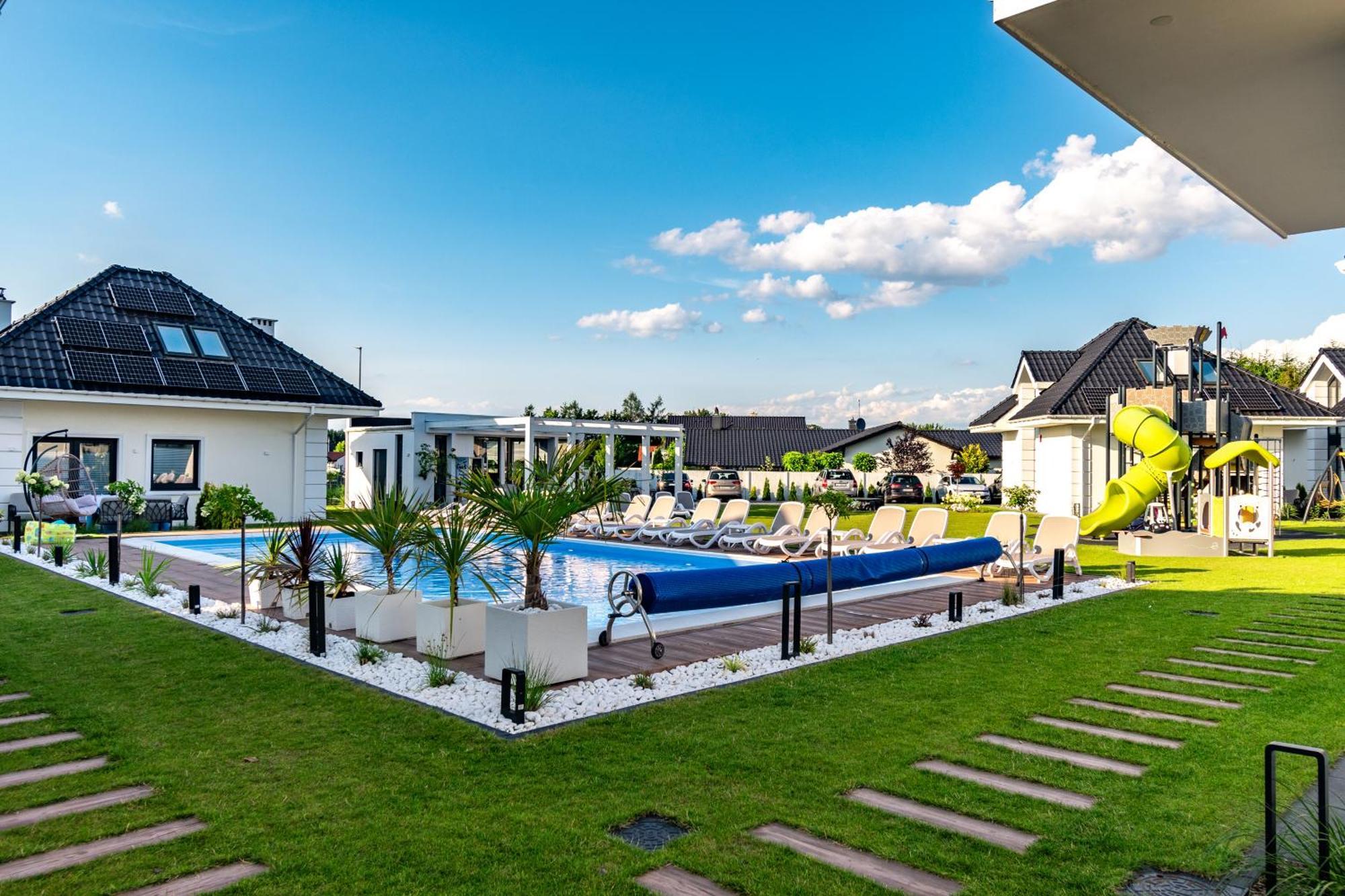 Family Resort Ustka - Domki Dwupoziomowe Z Basenem Bagian luar foto