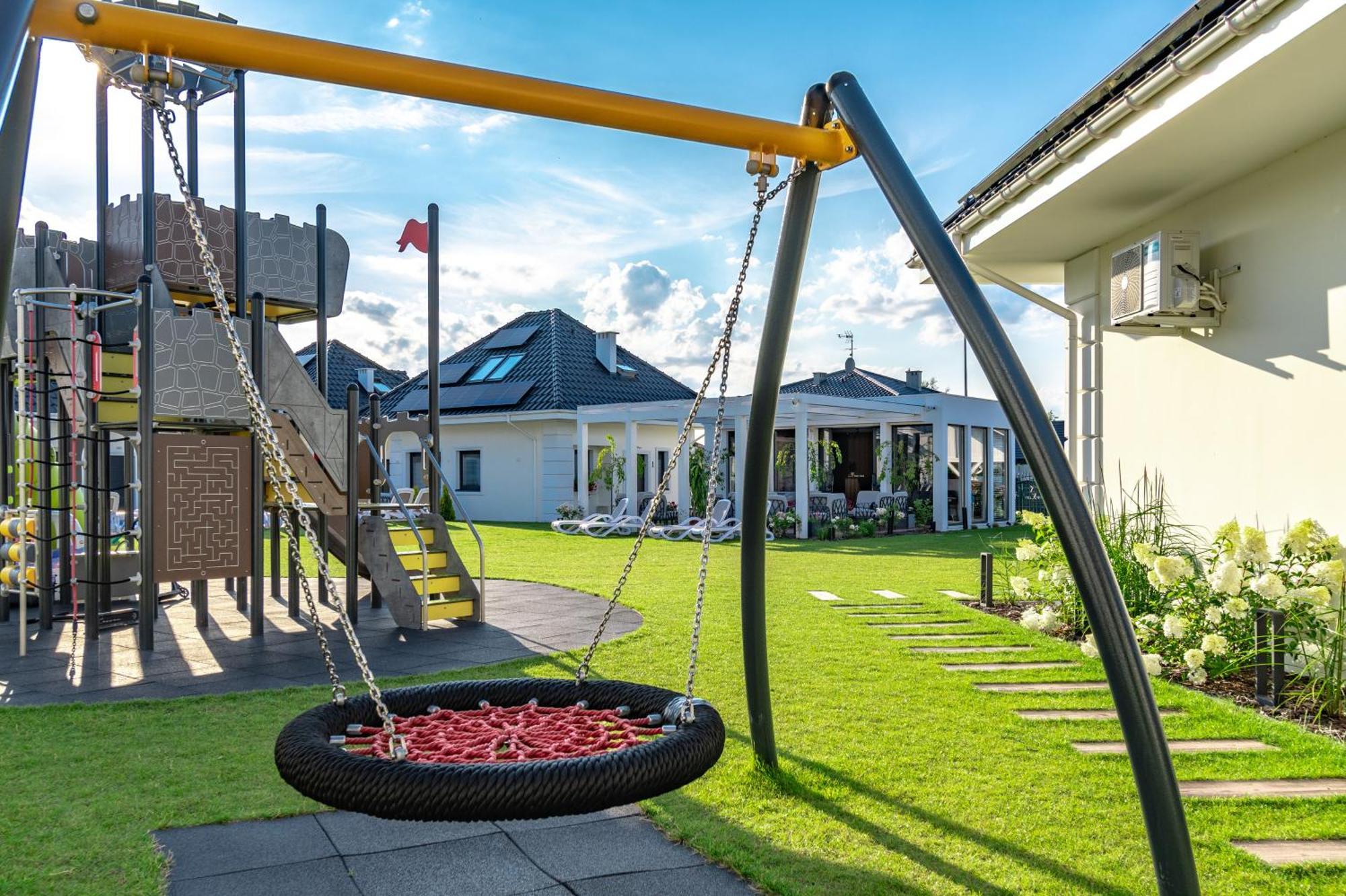Family Resort Ustka - Domki Dwupoziomowe Z Basenem Bagian luar foto