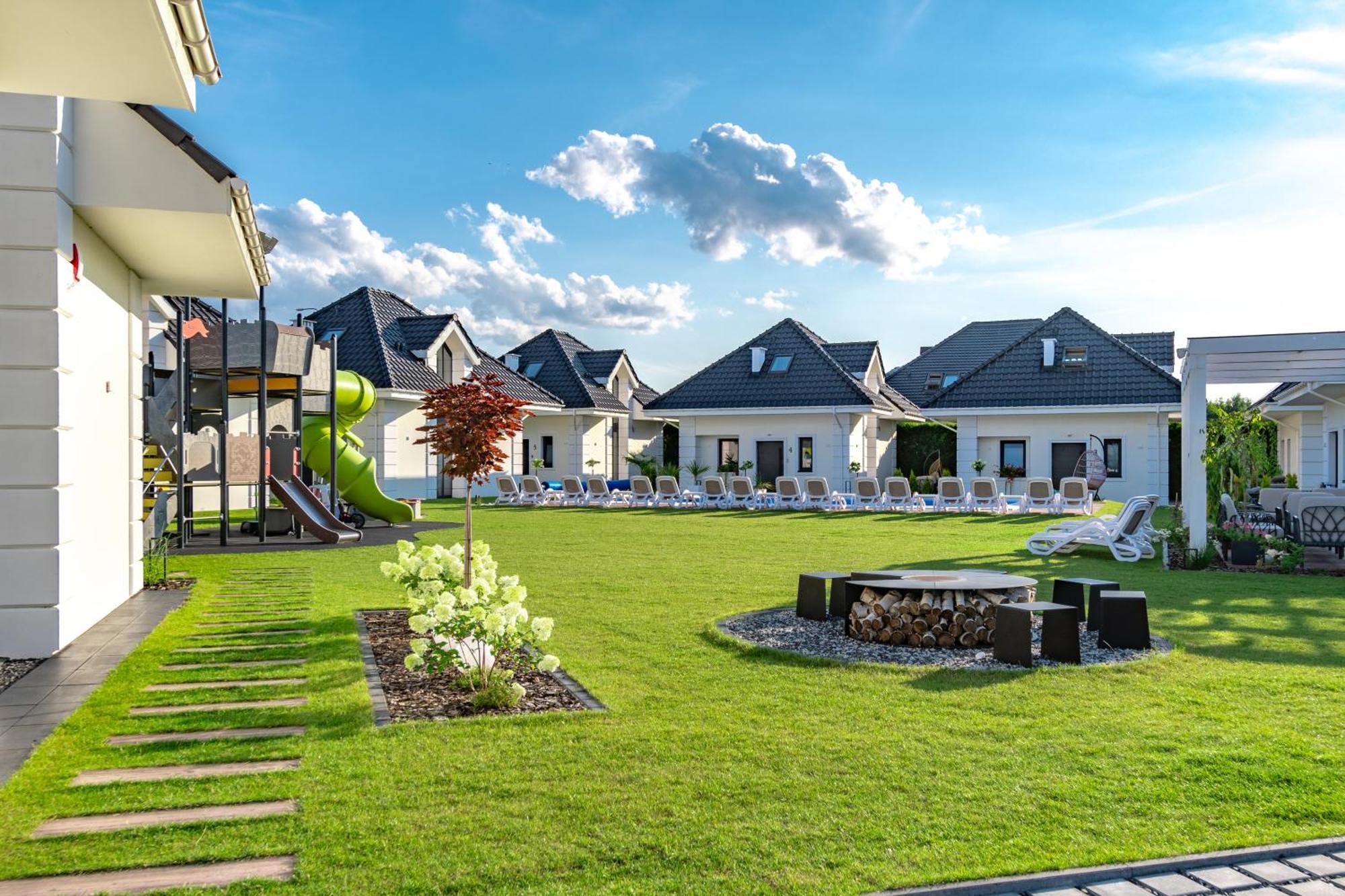 Family Resort Ustka - Domki Dwupoziomowe Z Basenem Bagian luar foto