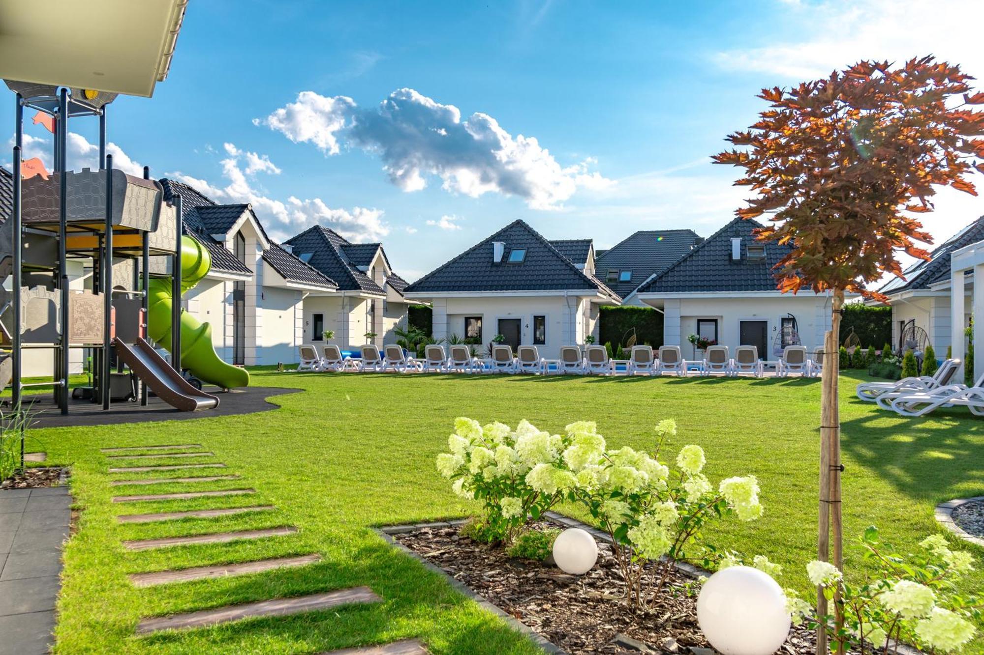 Family Resort Ustka - Domki Dwupoziomowe Z Basenem Bagian luar foto